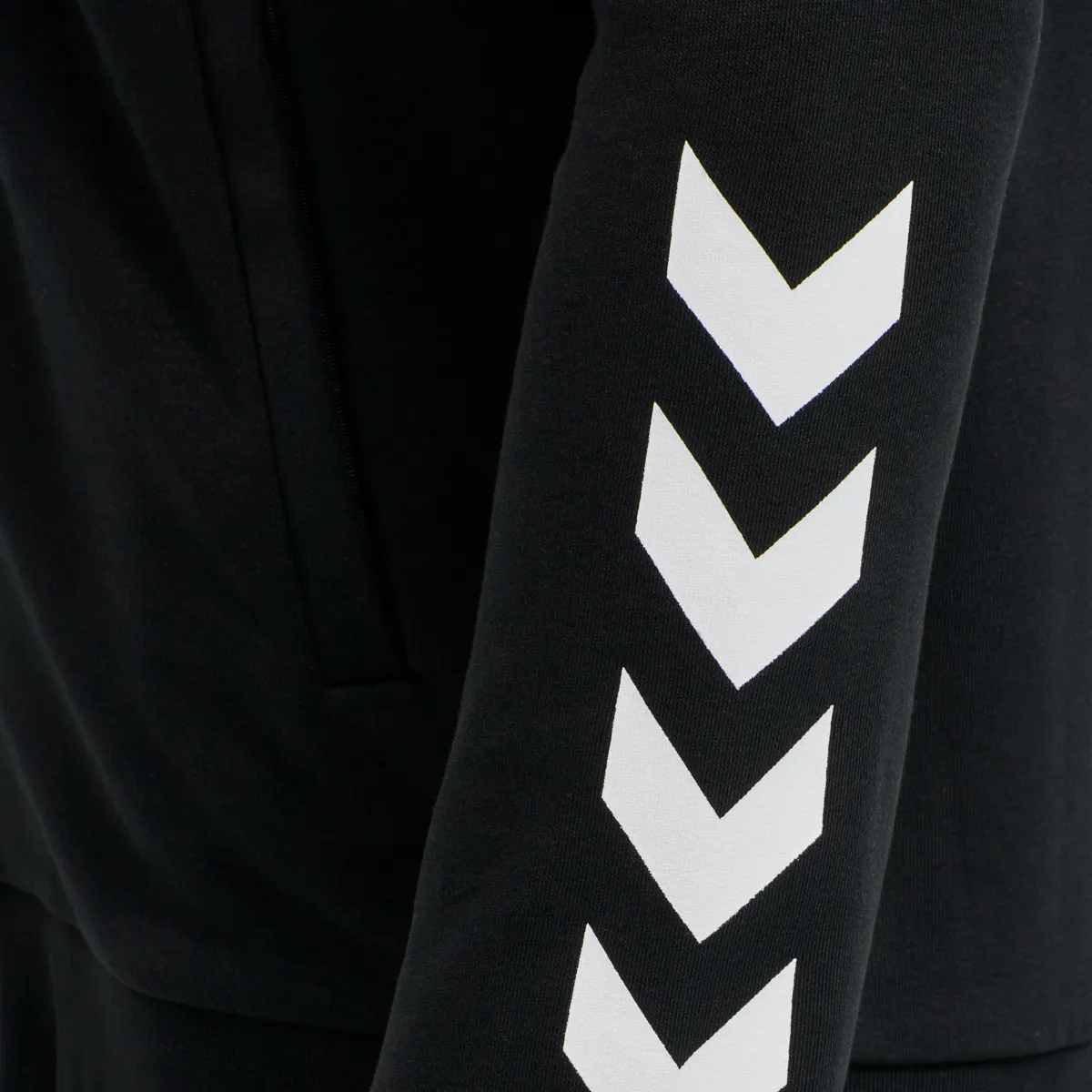Hummel Men&#x27;s Isam Zip Jacket Black | Buy Hummel Men&#x27;s Isam Zip Jacket Black here | Outnorth