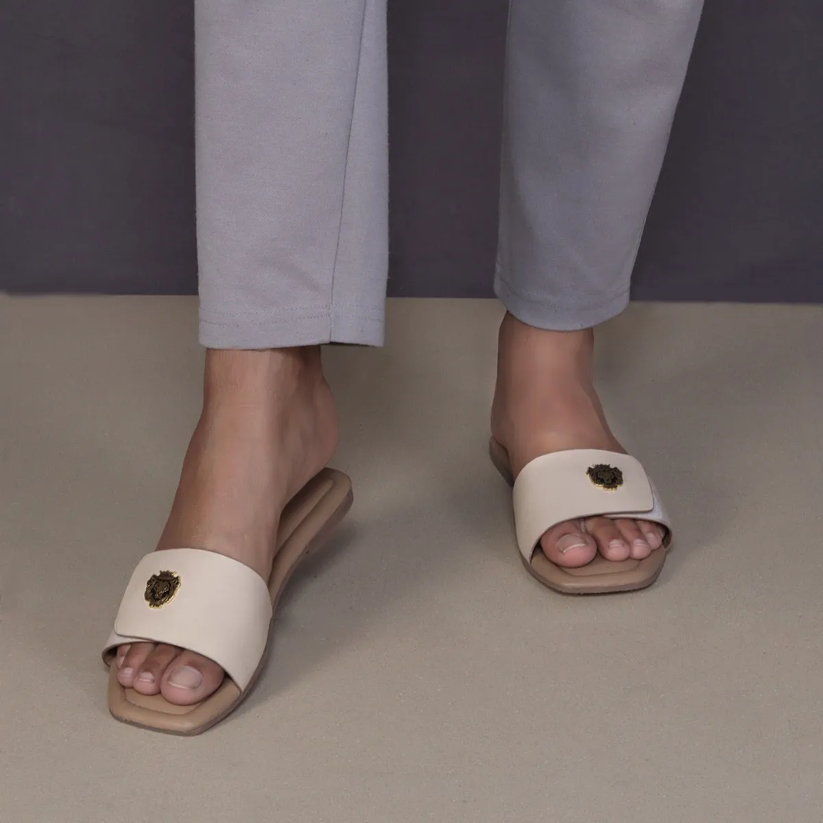 Women'S Freeway Velcro Adjustable Strap With Metal Lion Beige Leather Slide In Slipper By Brune & Bareskin